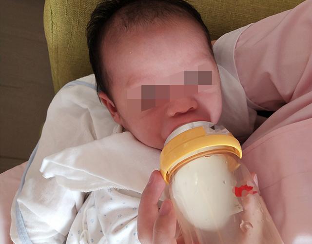宝妈母乳不足，宝宝却排斥奶瓶，机智婆婆的一个小妙招轻松解决