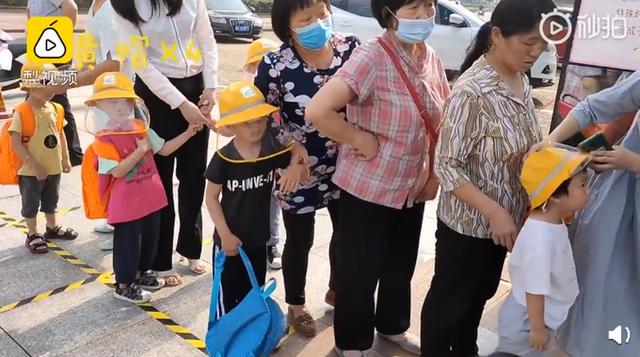 『你的育儿经』幼儿园为小朋友定制防护帽小黄帽，园长：能防晒又有防护作用