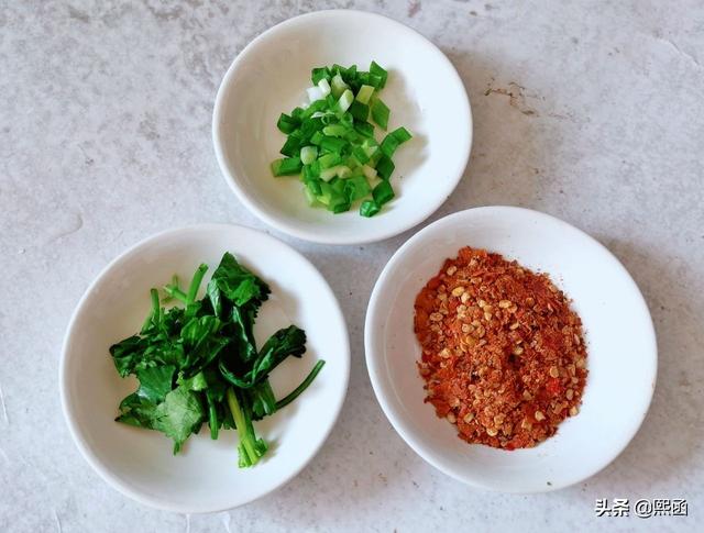 酸汤水饺好吃，辣子和酸醋有诀窍，这样做酸辣鲜香，天冷吃过瘾