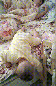 [超级宝妈]保姆带娃自己却睡得“香甜”，宝妈火冒三丈，网友：请来一个祖宗