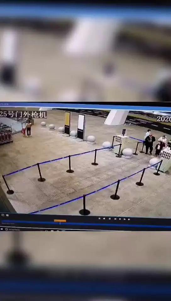 上观新闻@爸爸坐飞机走了,妈妈开车跑了!2岁男童深夜机场大哭,网友全怒了