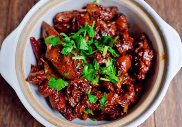 这一锅太适合冬天吃了，软烂脱骨鲜嫩，怎么吃都吃不够