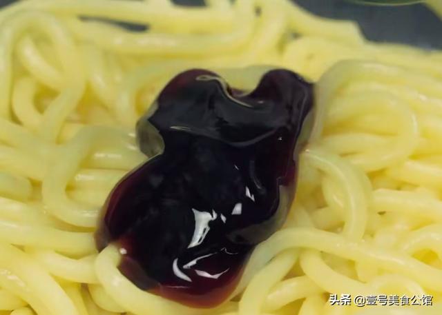 在家来一份培根蛋黄炒面，荤素搭配，好吃营养，解馋又美味的主食