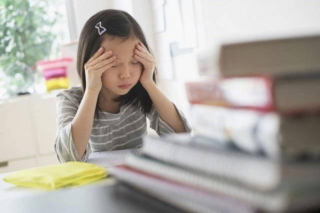 [你的育儿经]“你太笨了！”一句话孩子就伤心？孩子玻璃心，跟家庭氛围有关