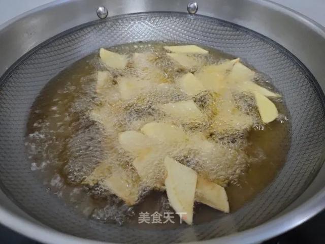 家常版地三鲜教程来了！茄子软糯，土豆粉面，蒜香浓郁超下饭