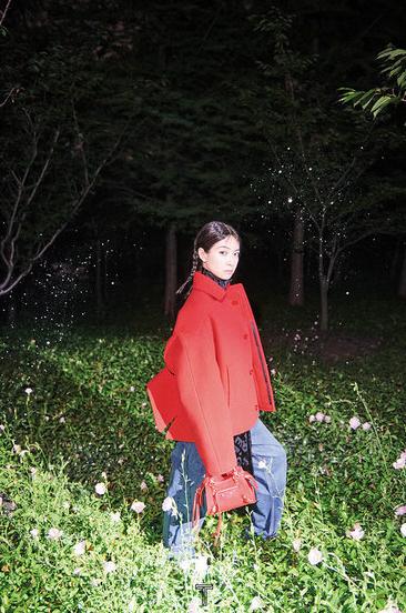 环球网|宋茜最新杂志大片 变身冒险女孩夜游奇幻乐园