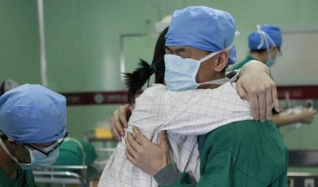 #你的育儿经#陪产丈夫摔门而去,产妇逢人就骂, 产房究竟怎么了？