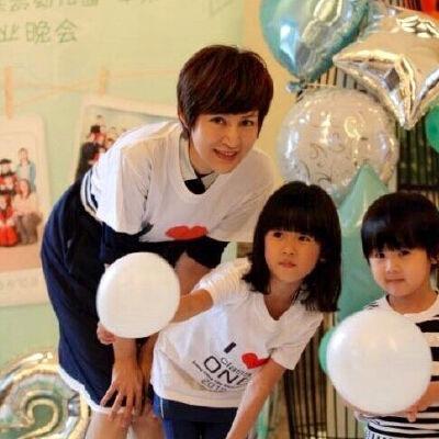 超级宝妈▲“吉祥物”妹妹助攻哥哥写作业，乖巧模样萌翻众人，好可爱