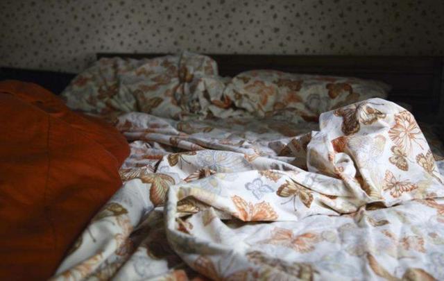 媳妇生完孩子回家，总说床垫不对劲，丈夫掀开一看，大喊三声救命