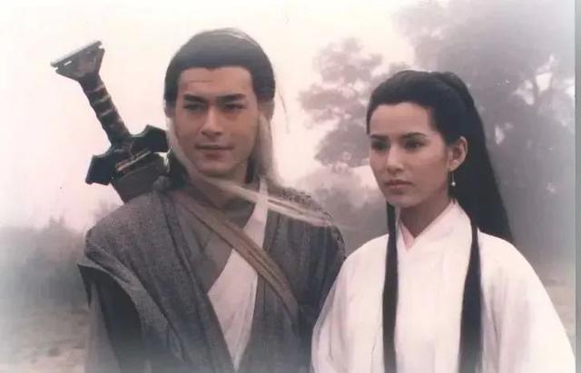 不明白小姐|baby版小龙女曝光,穿白裙竹竿身材撑不起衣服,脸僵法令纹严重