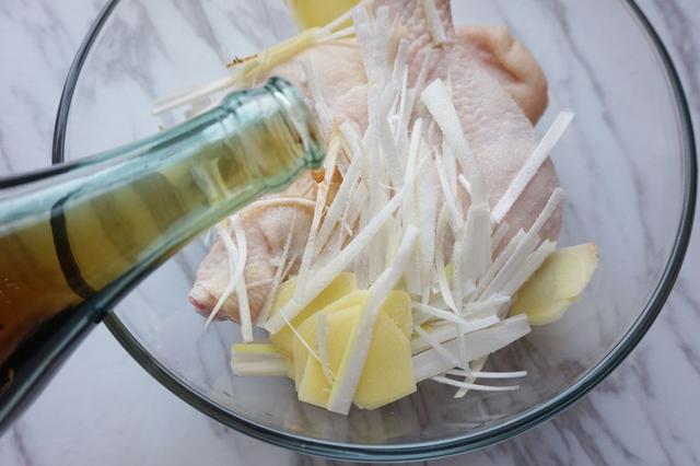 鸡腿这样做，比白斩鸡还好吃，又鲜又嫩，端上桌都抢着吃