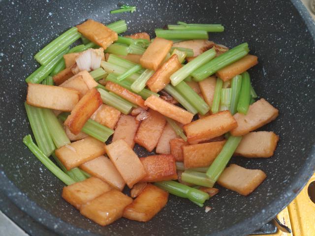 教你家常美味的豆腐烧芹菜，营养好吃超下饭，香得让人停不下嘴