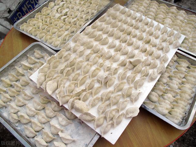 饺子包好后，不能直接放冰箱，学会这个保存方法，不破皮不粘连