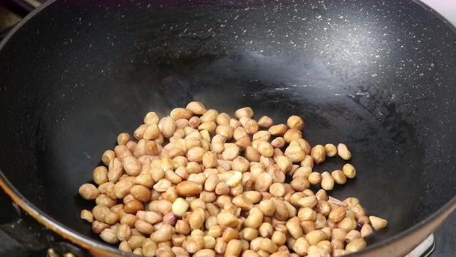 炸花生米，很多人一下锅就错，大厨教你这技巧，花生酥脆不焦