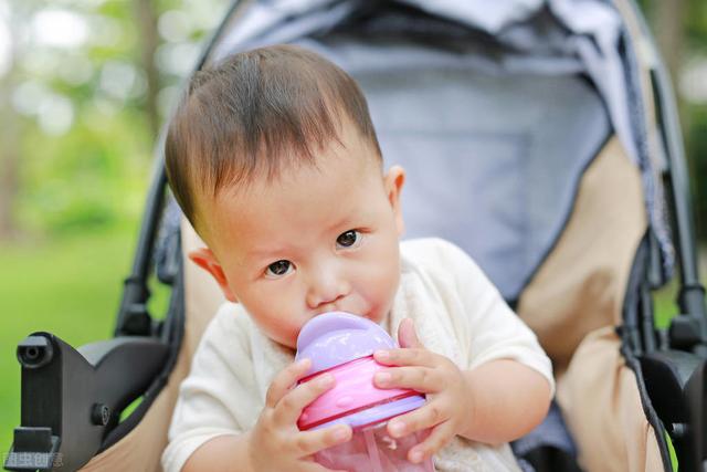 思念淡如水|夏天宝宝要多喝水，学饮杯、吸管杯有不同，妈妈可别混淆