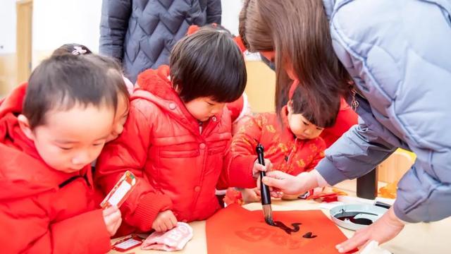 在这里，孩子们有寒冬里别样的暖意和色彩