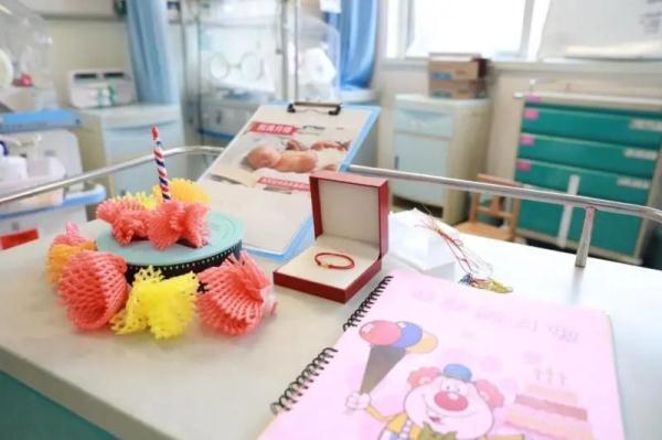 「光明网」“战疫”宝宝壮壮满月啦！快来围观这个特殊的满月礼