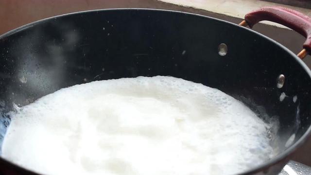 玉米面新吃法，加3个鸡蛋，筷子一搅，手不沾面，出锅就抢光