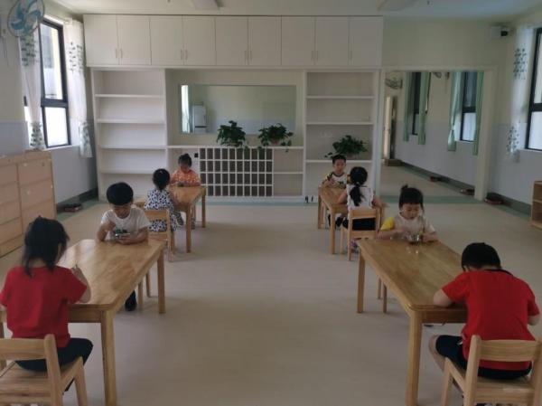 [光明网]长沙幼儿园的新礼仪：孩子一桌两人就餐，家长园外有序排队
