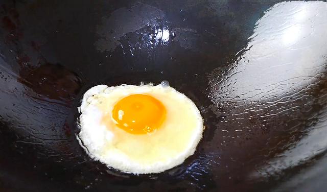 煮面条时，最忌开水下锅！面馆老板教你2招，煮的面条劲道又爽滑