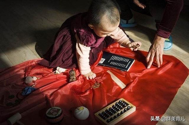 【超级宝妈】小孙女抓周被爷爷阻拦,为了好兆头,可真是操碎了心