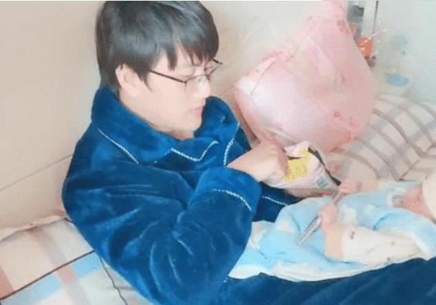 『你的育儿经』一位“卑微宝宝”火了，沦落为伺候爸爸，网友斥责怎么当爸爸的