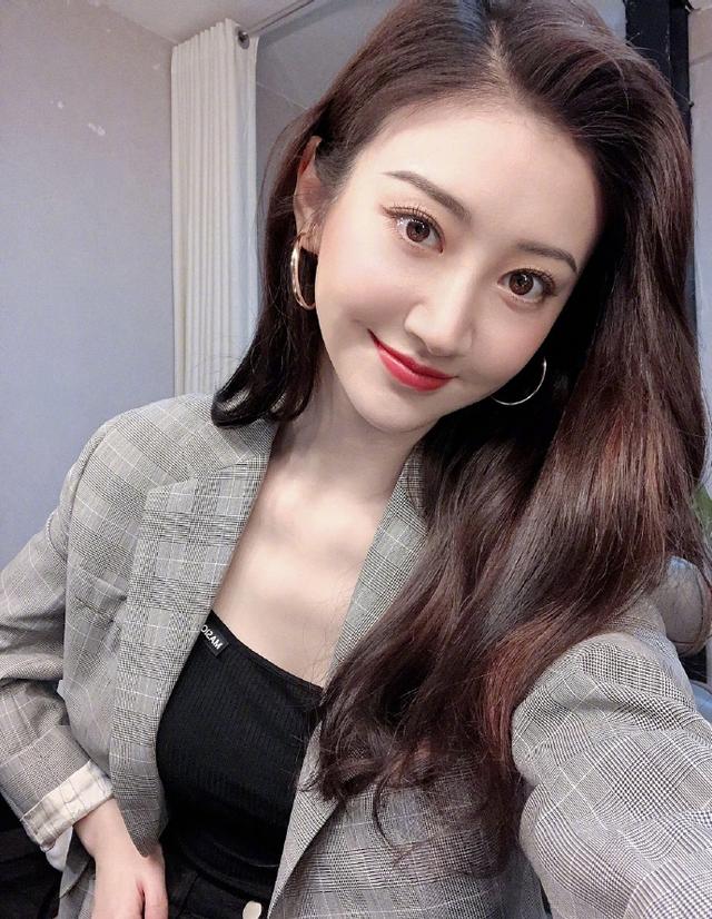 普拉达女王景甜520晒自拍,穿格子西装干练优雅,一头披肩长发更温柔