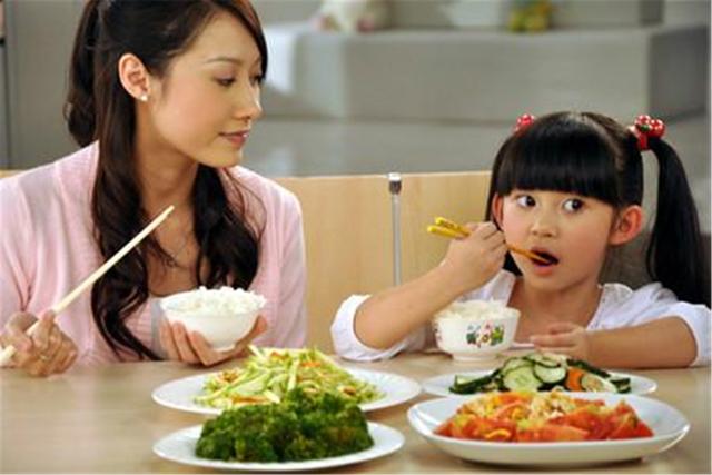 你的育儿经▲孩子不爱吃饭，一到夏天就暴瘦，妈妈如何应对“吃饭困难户”？
