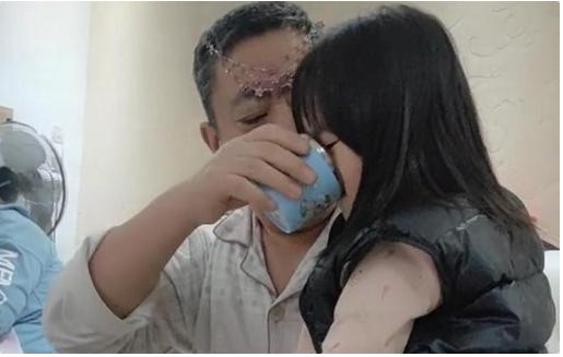 超级宝妈:“最洋气爷爷”火了,得知原因后网友感叹:爷爷真会玩
