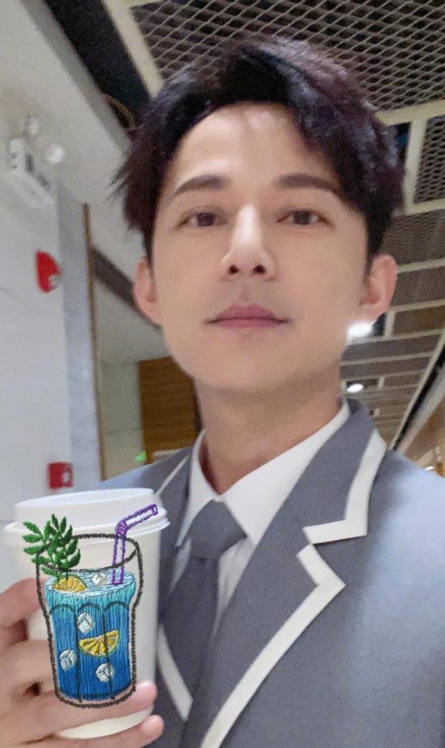 何炅穿灰白制服直呼想成团 网友：今天就出道生活报