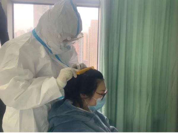 光明网：身患新冠肺炎的双胎产妇在隔离病房“坐完月子”后，说了这句话