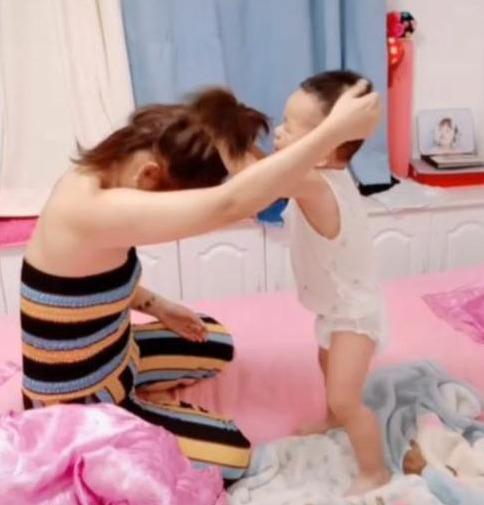 #你的育儿经#妈妈和2岁儿子正面刚，互扯头发打架视频走红，网友：巅峰对决