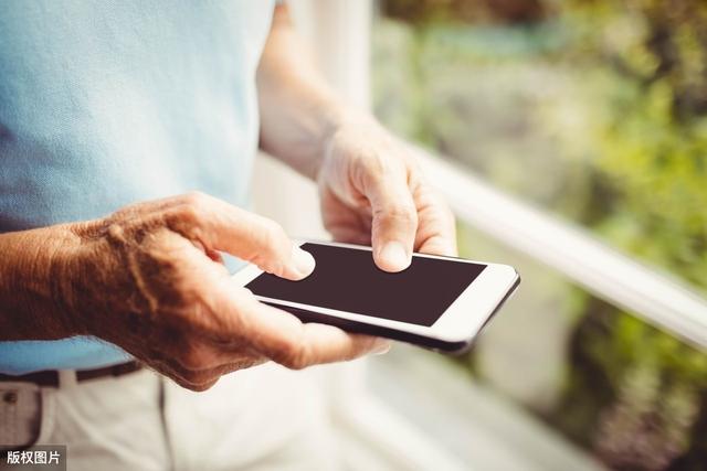 妈妈的手机里藏着我们无法回去的过去