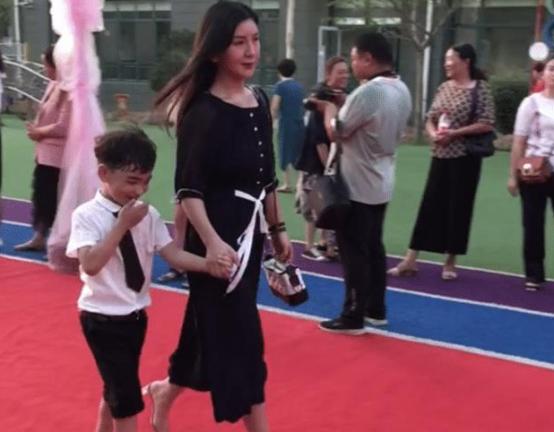 「超级宝妈」幼儿园开学典礼走红毯，成“攀比现场”，网友：拼妈的时候到了