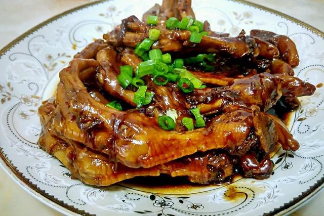 鸭掌这样做太香了，口感嫩滑香醇，一次一盘也不够吃