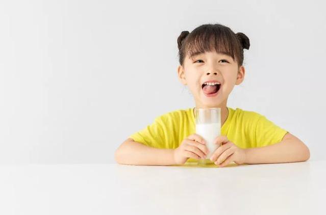 『你的育儿经』这4种“牛奶”家长别买了，没营养又费钱，喝多了还耽误长个