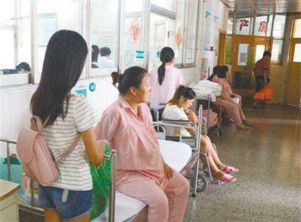 「超级宝妈」大宝若超过15岁，父母就别再追生二胎了，以免拖累全家