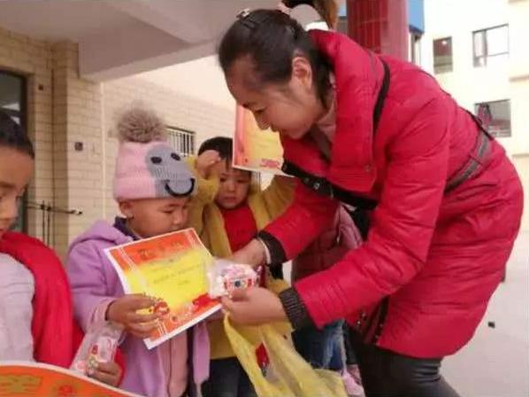 「你的育儿经」6岁女儿带回一张奖状,宝妈发朋友圈炫耀,看清内容后有点难堪