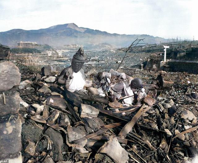 罕见广岛原子弹爆炸后彩色照片:日军瘦的皮包骨,望不