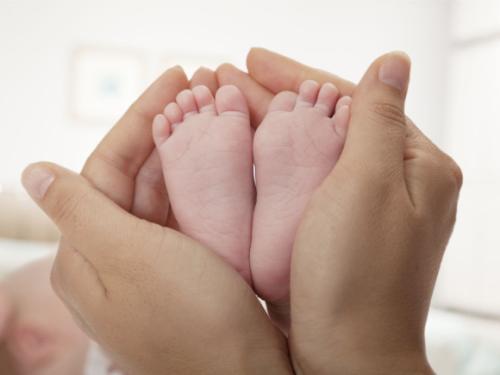 你的育儿经：孩子撒野管不住？就让他在光脚走两步吧，妈妈切记