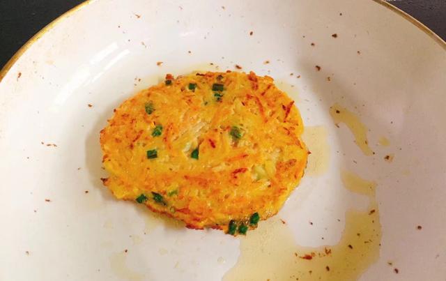 1个萝卜，2个鸡蛋，混合均匀上锅一煎，3天不吃馋得慌，非常香