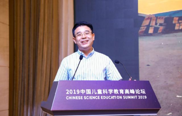 【超级宝妈】7岁男孩做“科学实验”走红,他妈妈的教育方式,堪称“教科书”
