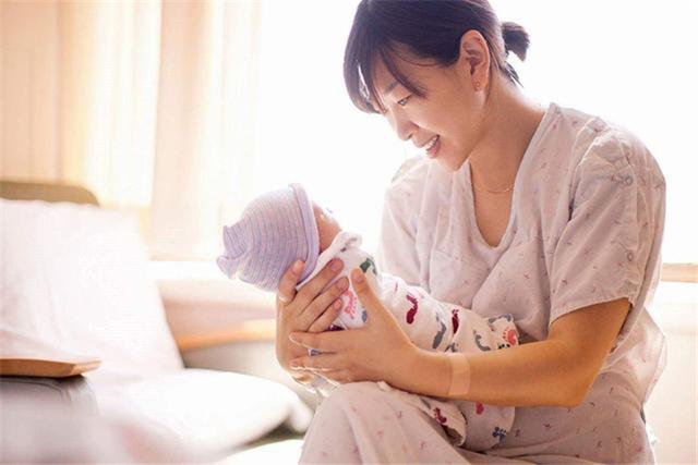 【超级宝妈】生孩子还能长个子？年轻宝妈坐完月子长高5CM，检查后还想生二胎