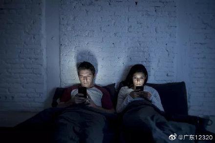 个数|睡觉时，手机放枕边、床边会不会被辐射？安全距离是多少？