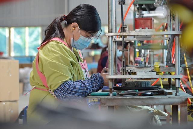 中国日报|福建泉港：订单加工忙