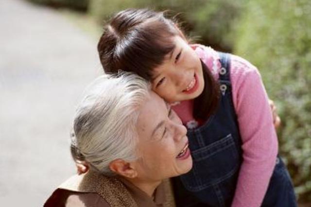 超级宝妈|为什么孩子3岁之后,最好不要让姥姥带?奶奶的截胡不无道理