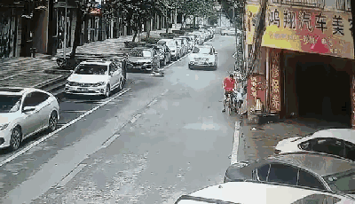 「超级宝妈」每天约有50名儿童死于交通事故，一个动作决定孩子生死