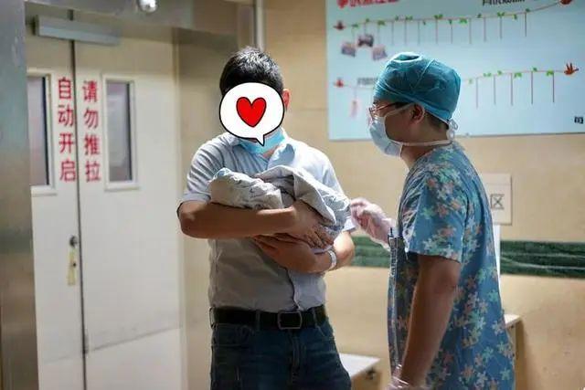 超级宝妈▲国际护士节｜产科里的男助产士：亲手帮老婆接生收获双重幸福