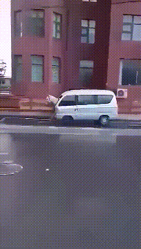搞笑gif:妹子,你去洗洗脚可好