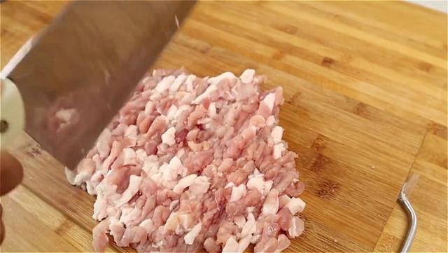 入冬了，我们家迷上吃这个，不和面不揉面，皮薄馅大，营养又美味